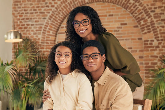 Familia con lentes oftálmicos
