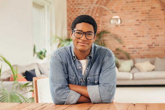 Hombre utilizando lentes de descanso