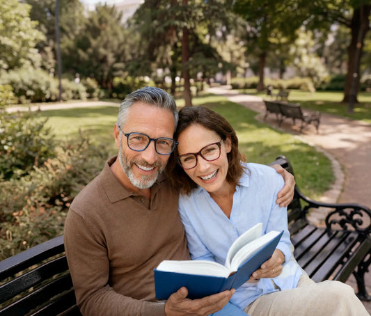 Pareja usando lentes fotocromáticos